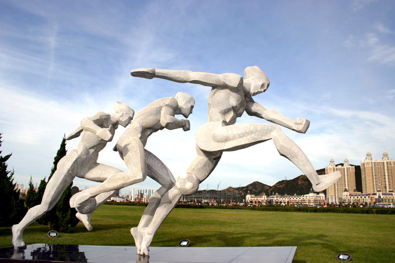 008-7486 大连星海广场上的运动雕塑