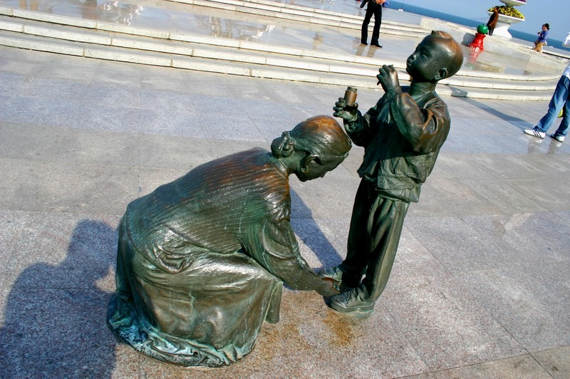008-8515 大连海之韵广场上的雕塑