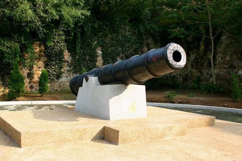 008-9055 旅顺清代南子弹库里的清代古炮