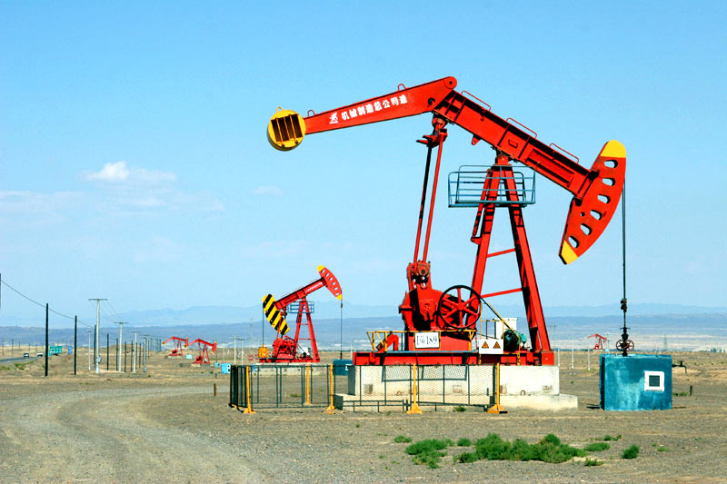 017-2312 新疆克拉玛依油田上的油井