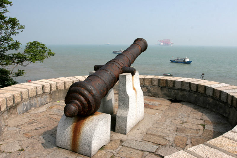 017-4340 福建厦门胡里山炮台的大炮