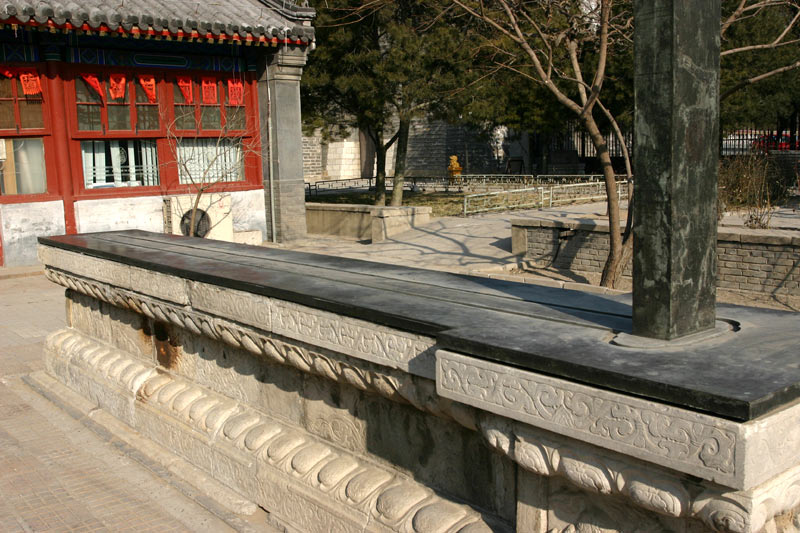 018-2155 北京古观象台的铜制圭表