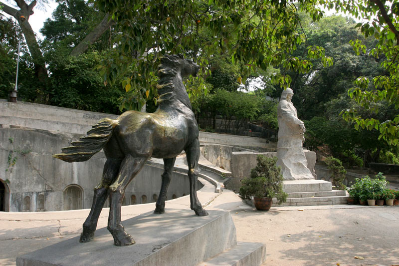 021-1737 广东虎门沙角古炮台陈连升与节马塑像